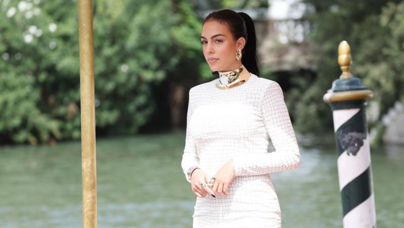 Georgina Rodriguez îmbrăcată cu o rochie albă mulată