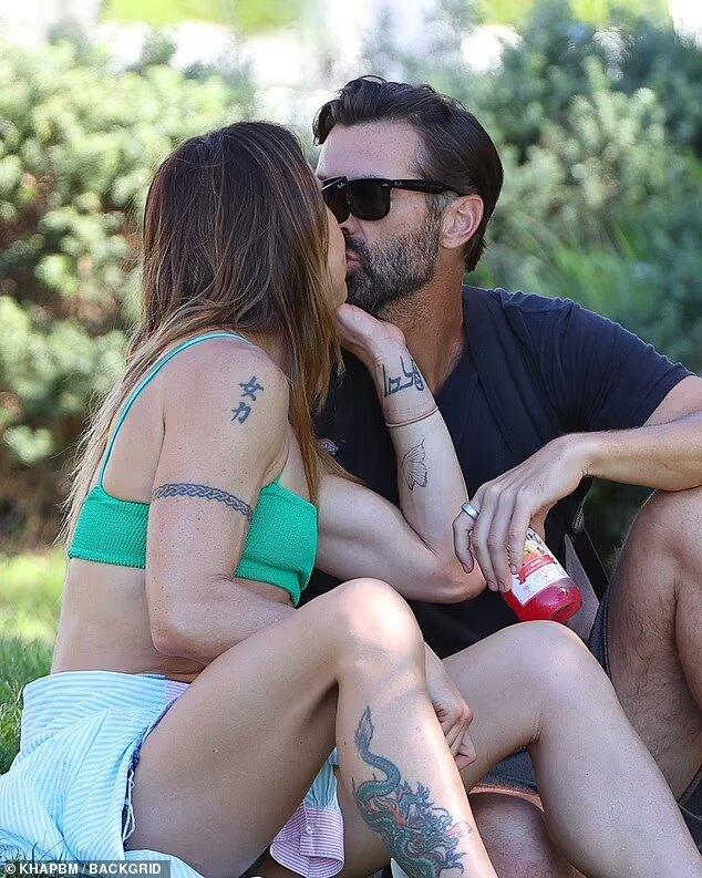 Mel C îmbrăcată casual sărutându-și soțul în timpul unei plimbări