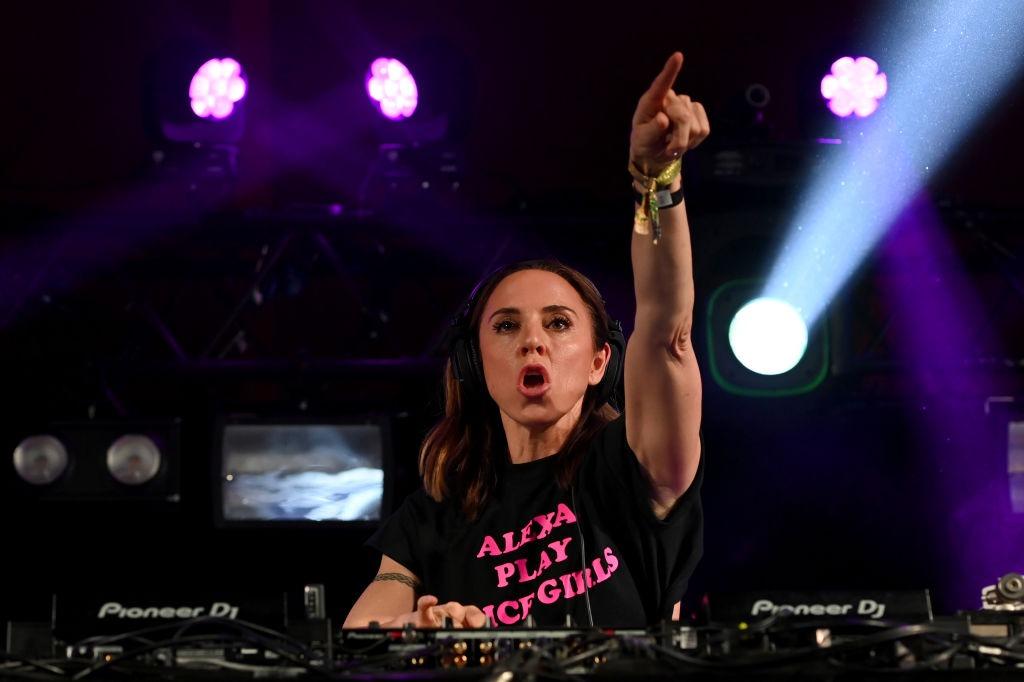 Mel C îmbrăcată cu un tricou negru, mixând muzică pe scenă