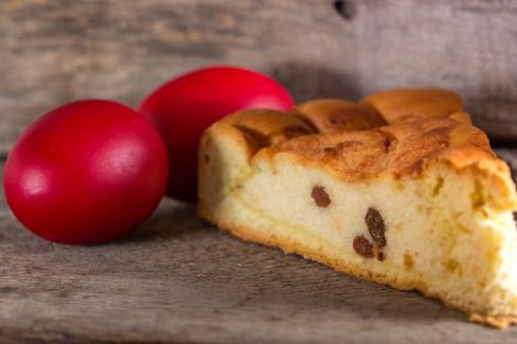 Pască cu aluat de pandișpan. Cel mai lejer și pufos desert de care ai nevoie de Paște