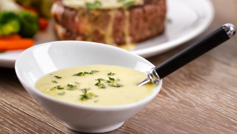 sos bernaise într-o sosieră