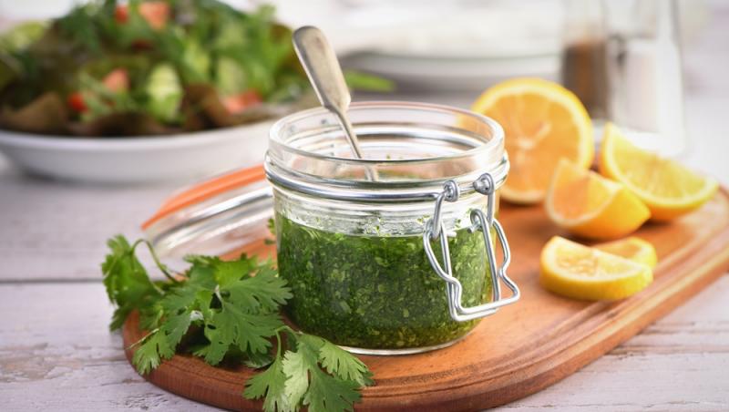 Sosul de ierburi aduce o notă de prospețime preparatelor din carne de miel