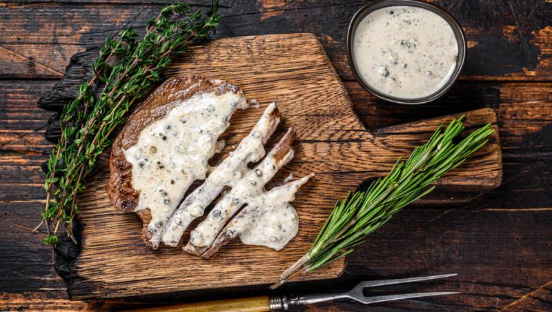 sos de piper pe o bucată de friptură feliată