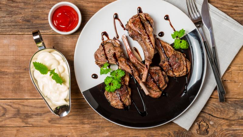 Carnea de miel care nevoie de sosuri care să nu îi copleșească gustul delicat