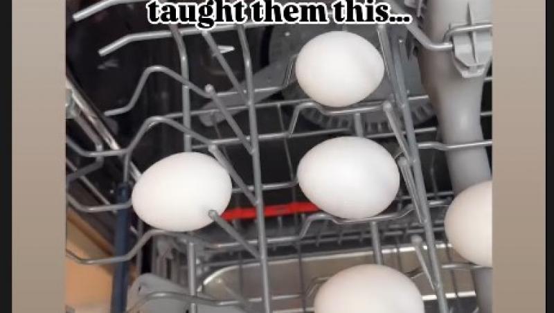 O influenceriță și-a îngrozit urmăritorii cu metoda de vopsit ouă pentru Paște: „Îmi pot imagina în ce gătește compotul…” | VIDEO