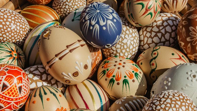 O influenceriță și-a îngrozit urmăritorii cu metoda de vopsit ouă pentru Paște: „Îmi pot imagina în ce gătește compotul…” | VIDEO