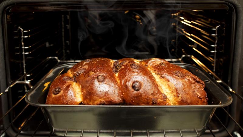 Cum coci corect cozonacii în cuptorul electric. Funcția pe care trebuie să o setezi pentru a se rumeni uniform