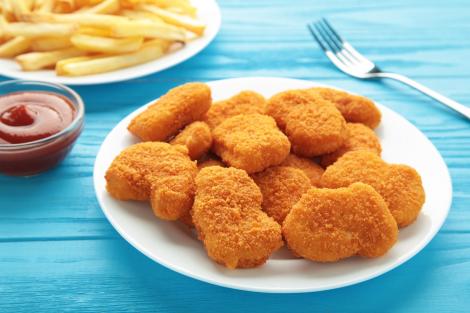 Experții au creat nuggets de pui în laborator. Cum sunt făcuți, de fapt