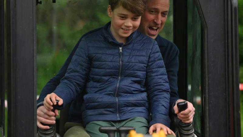 Prințul George, apariție rară în public alături de nașul lui de botez, Ducele de Westminster. Unde au fost surprinși