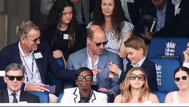 Prințul George, apariție rară în public alături de nașul lui de botez, Ducele de Westminster. Unde au fost surprinși