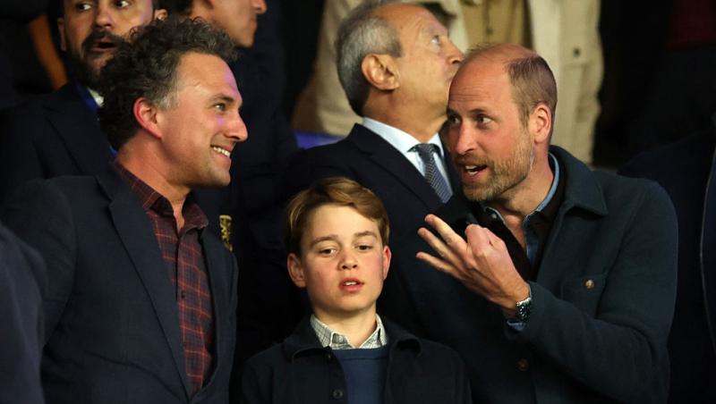 Prințul George, apariție rară în public alături de nașul lui de botez, Ducele de Westminster. Unde au fost surprinși