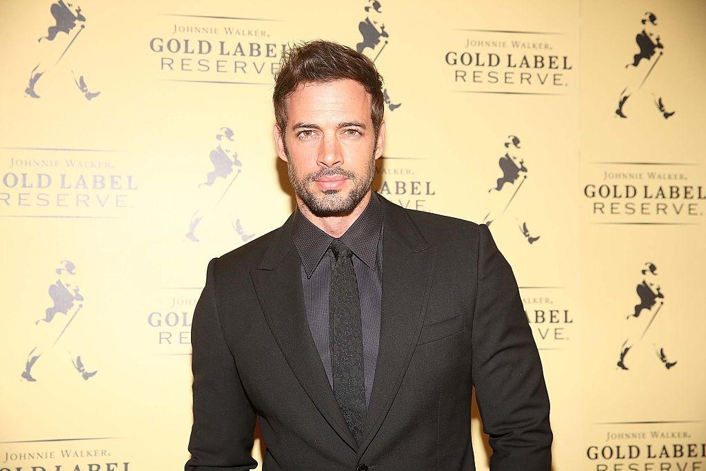 William Levy îmbrăcat cu un costum negru elegant
