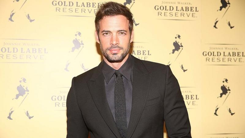 William Levy îmbrăcat cu un costum negru elegant