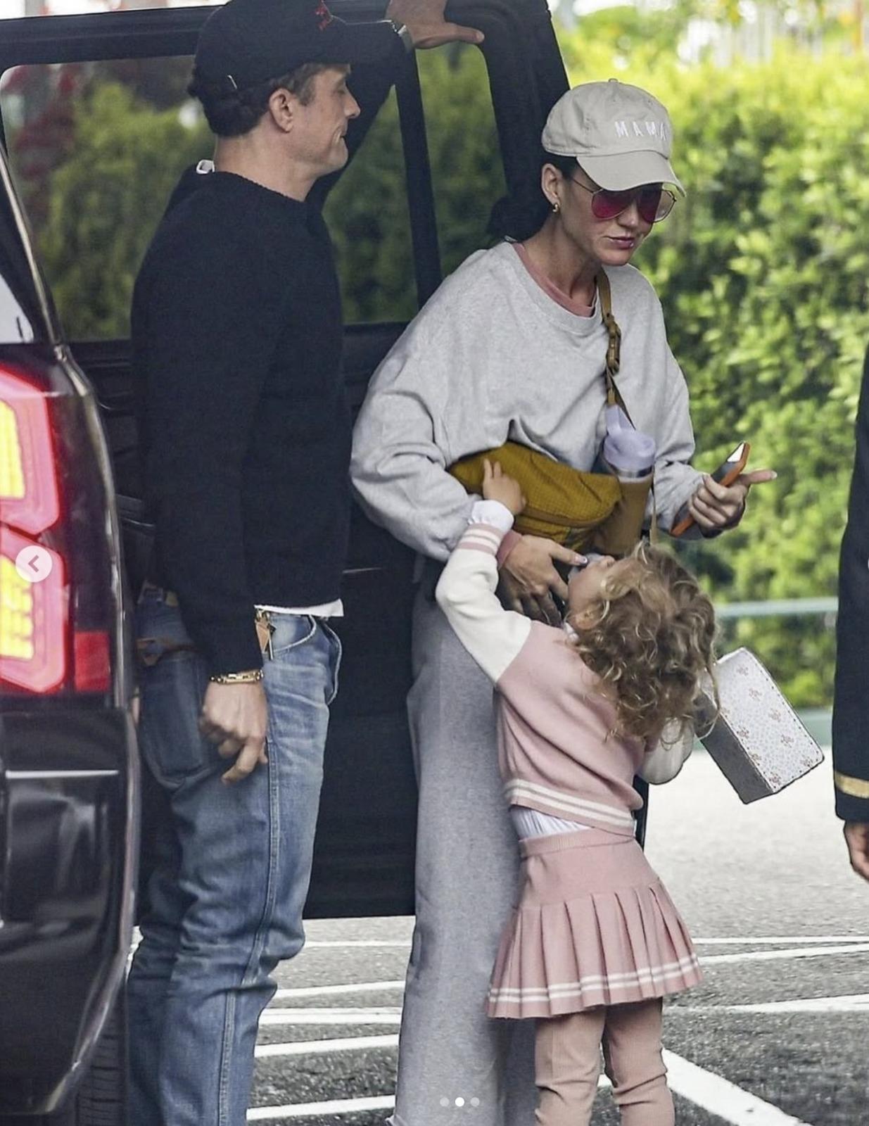 Katy Perry alături de Orlando Bloom și fiica lor, îmbrăcați casual, coborând din mașină