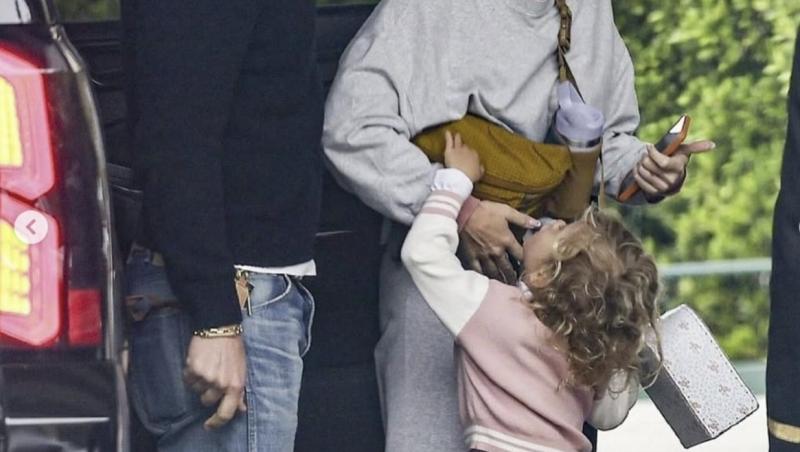 Katy Perry alături de Orlando Bloom și fiica lor, îmbrăcați casual, coborând din mașină