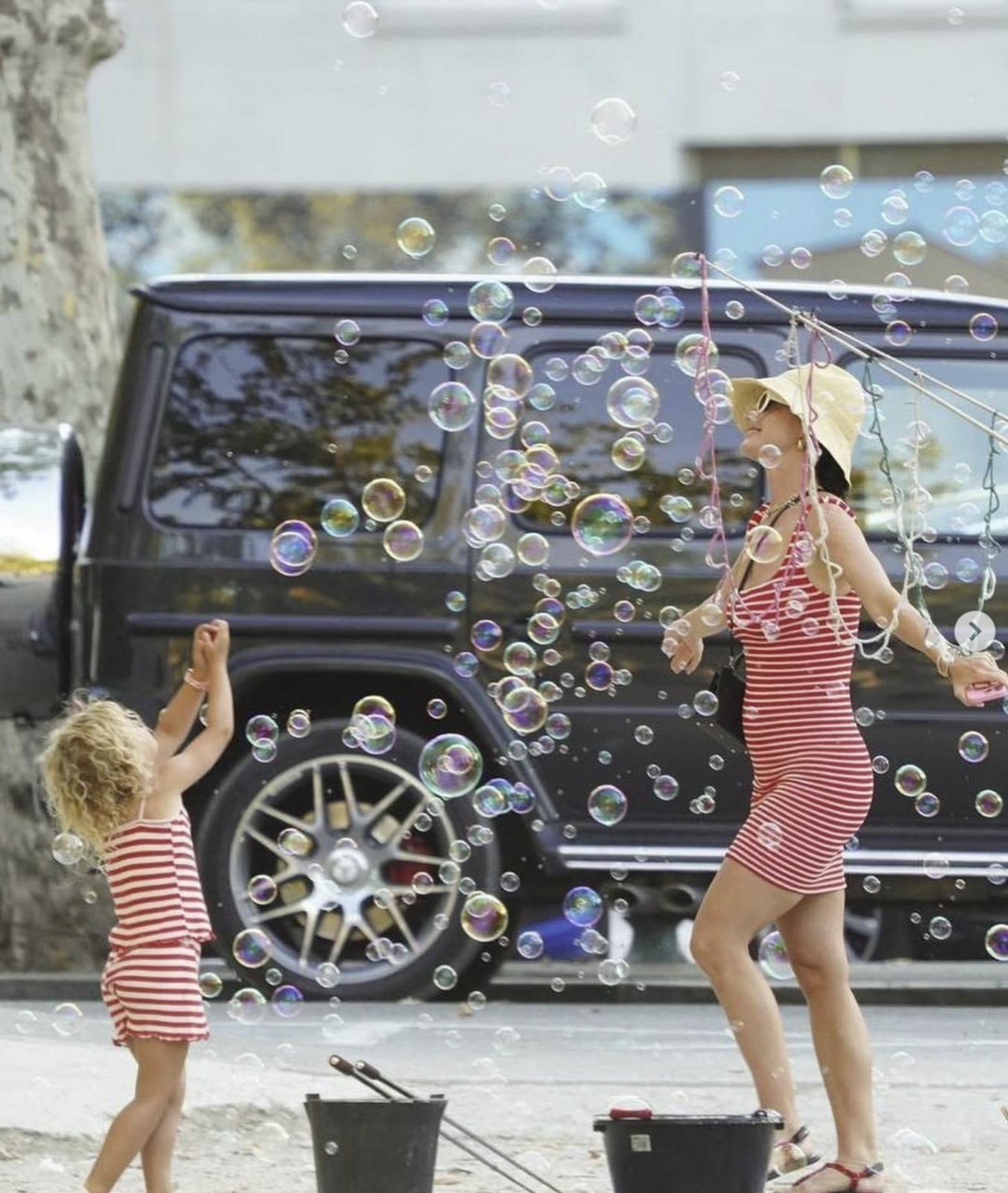 Katy Perry jucându-se cu fiica ei