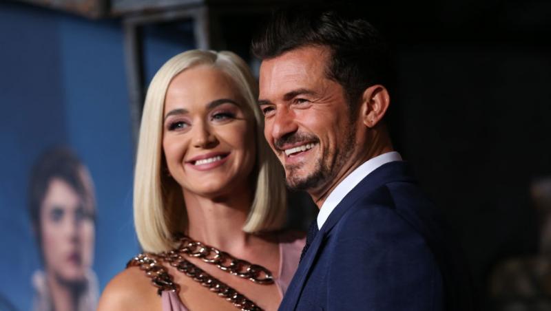 Katy Perry și Orlando Bloom îmbrăcați elegant, pozând pe covorul roșu