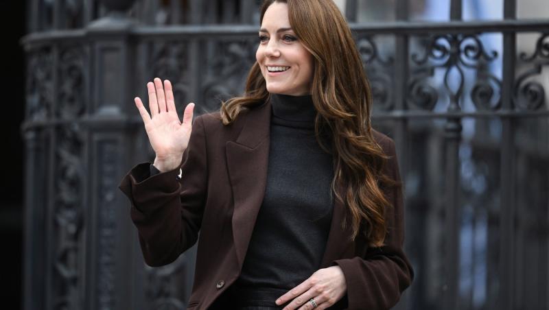 kate middleton făcând cu mâna