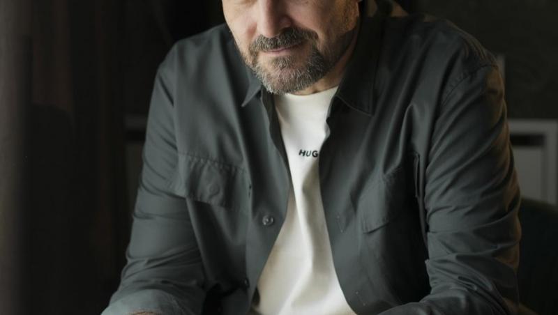 Andrei Aradits privește viața și implicit actoria cu mult umor. După ce vorbă înțeleaptă se ghidează pe scenă | Exclusiv