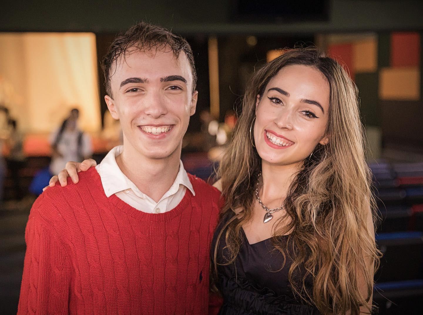 Andra Gogan și Răzvan Gogan, ambii îmbrăcați eleganți, pozând împreună