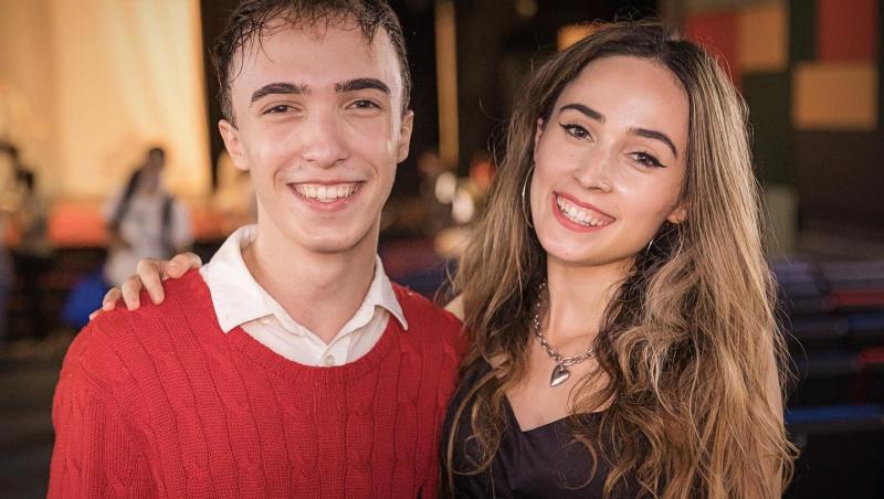 Andra Gogan și Răzvan Gogan, ambii îmbrăcați eleganți, pozând împreună