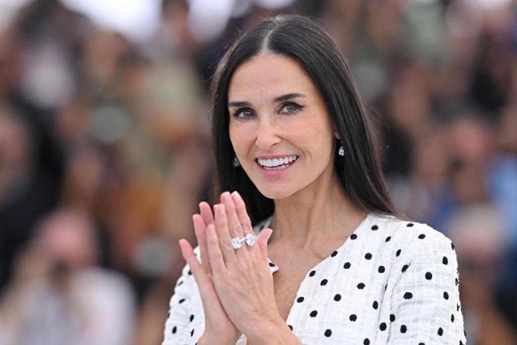 Demi Moore îmbrăcată într-o cămașă albă cu buline negre, purtând inele strălucitoare
