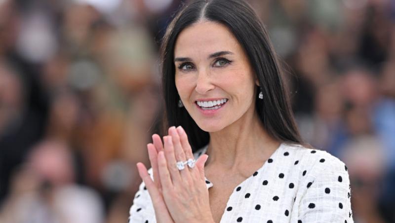 Demi Moore îmbrăcată într-o cămașă albă cu buline negre, purtând inele strălucitoare