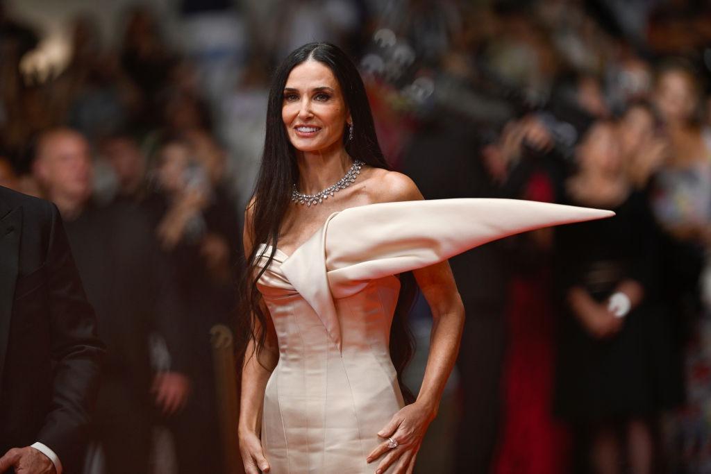 Demi Moore îmbrăcată într-o rochie bej mulată