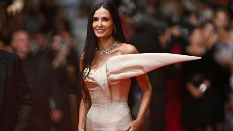 Demi Moore îmbrăcată într-o rochie bej mulată