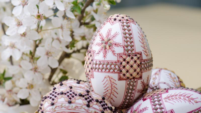 Floarea Paștelui, unul dintre cele mai populare motive pentru încondeierea ouălor. Ce semnificație are