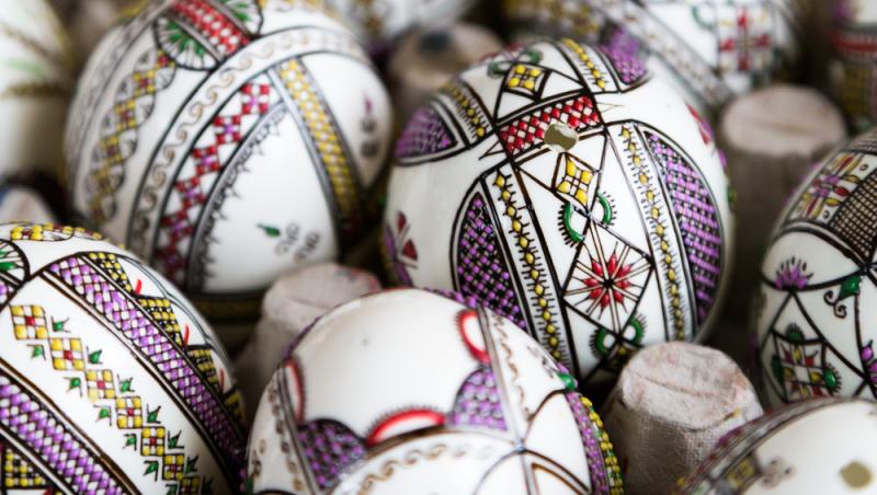 Floarea Paștelui, unul dintre cele mai populare motive pentru încondeierea ouălor. Ce semnificație are