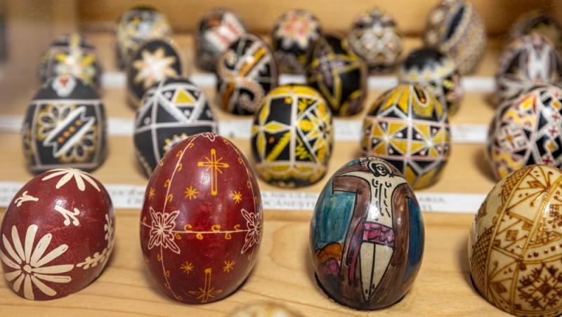 Floarea Paștelui, unul dintre cele mai populare motive pentru încondeierea ouălor. Ce semnificație are