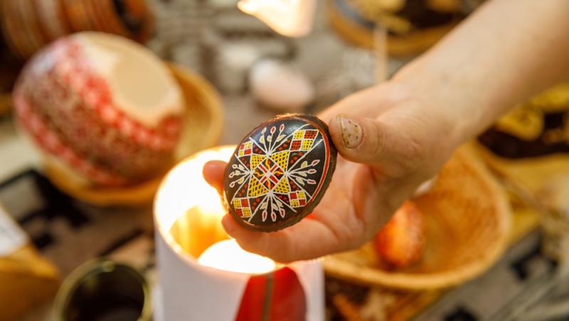 Floarea Paștelui, unul dintre cele mai populare motive pentru încondeierea ouălor. Ce semnificație are