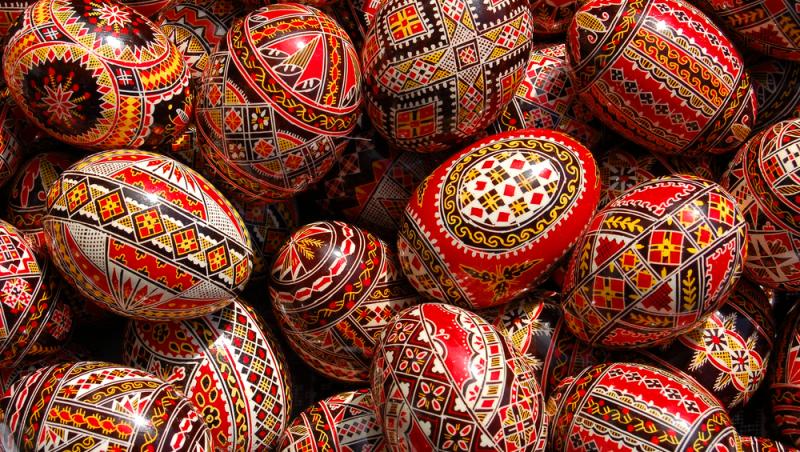 Floarea Paștelui, unul dintre cele mai populare motive pentru încondeierea ouălor. Ce semnificație are