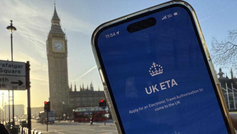 imagine cu big ben si un telefon cu aplicatia de obtinere eta