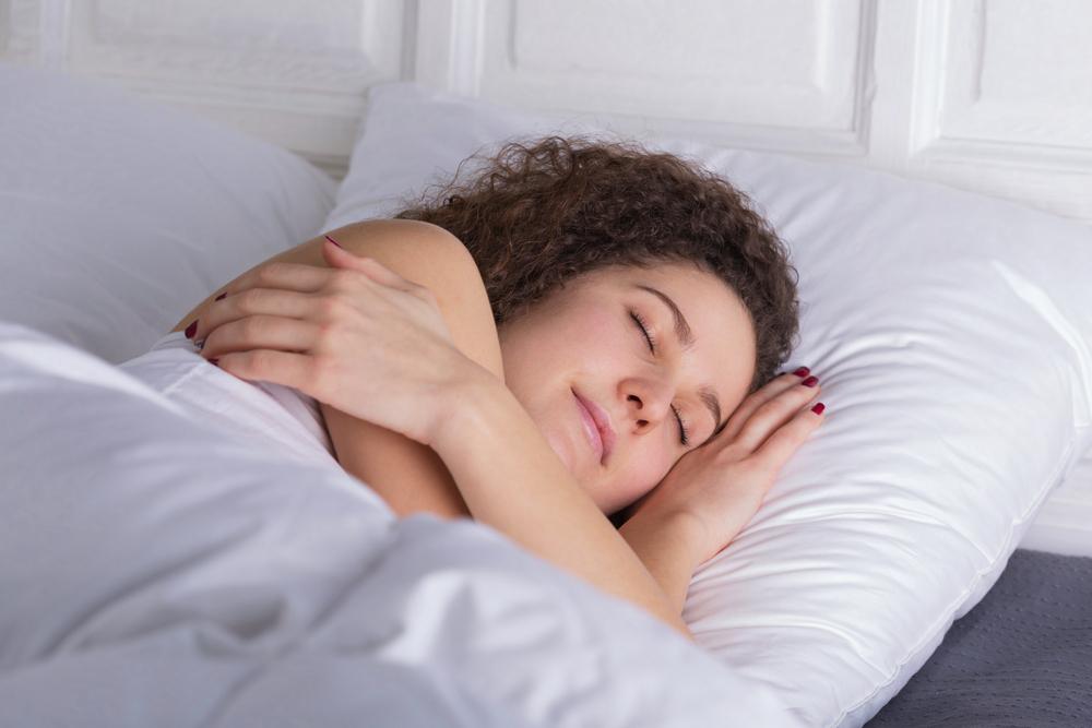 Oamenii care dorm pe partea stângă pot fi mai sănătoși. Care e explicația