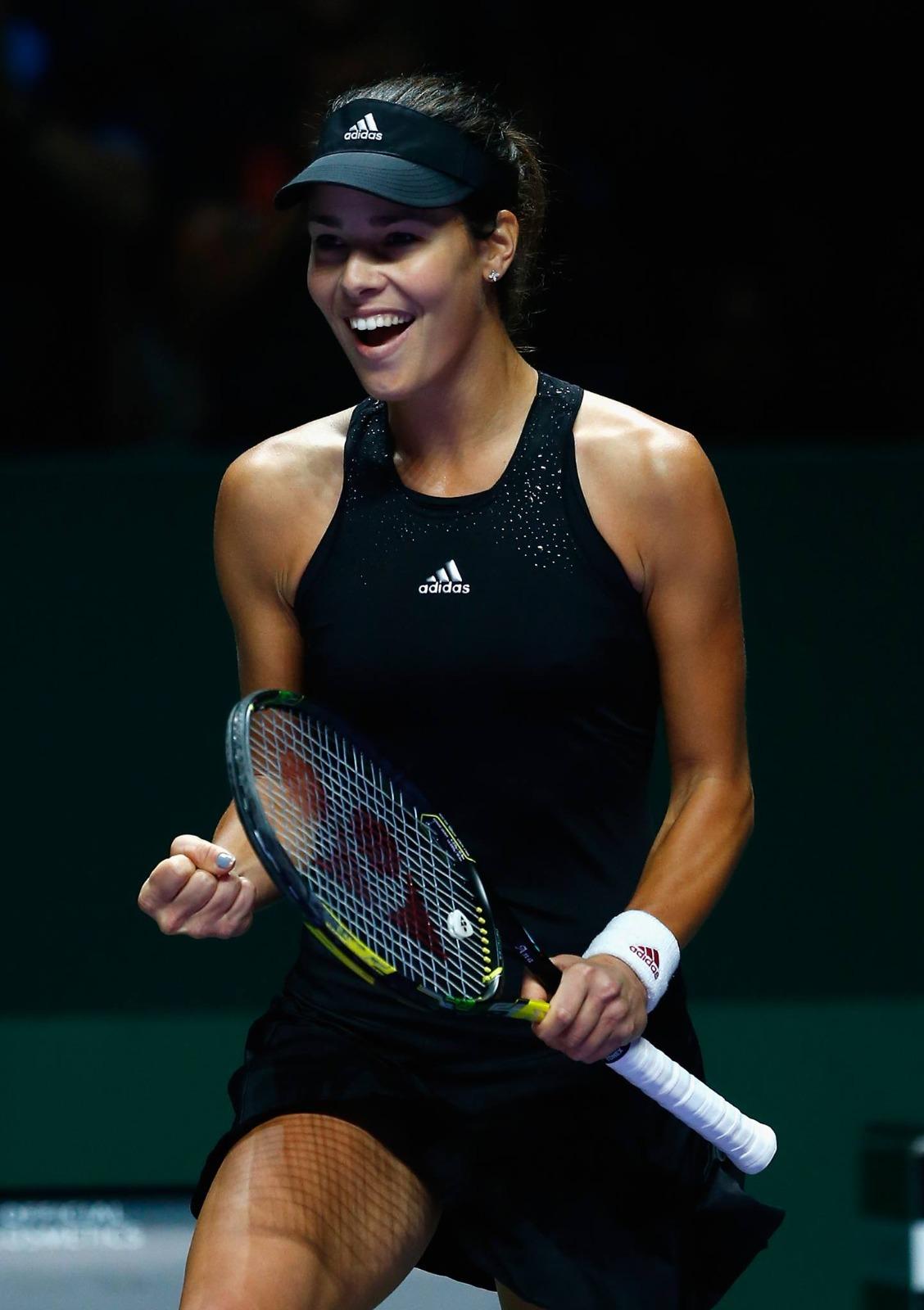 Ana Ivanovic îmbrăcată în echipament sportiv negru, jucând tenis