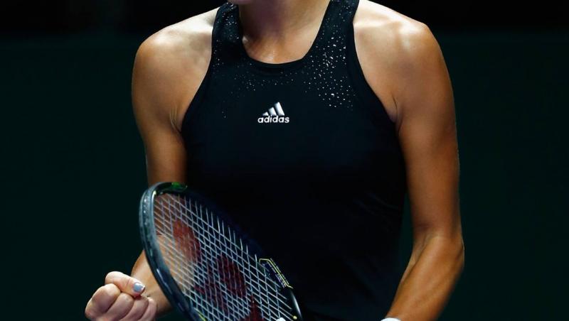Ana Ivanovic îmbrăcată în echipament sportiv negru, jucând tenis