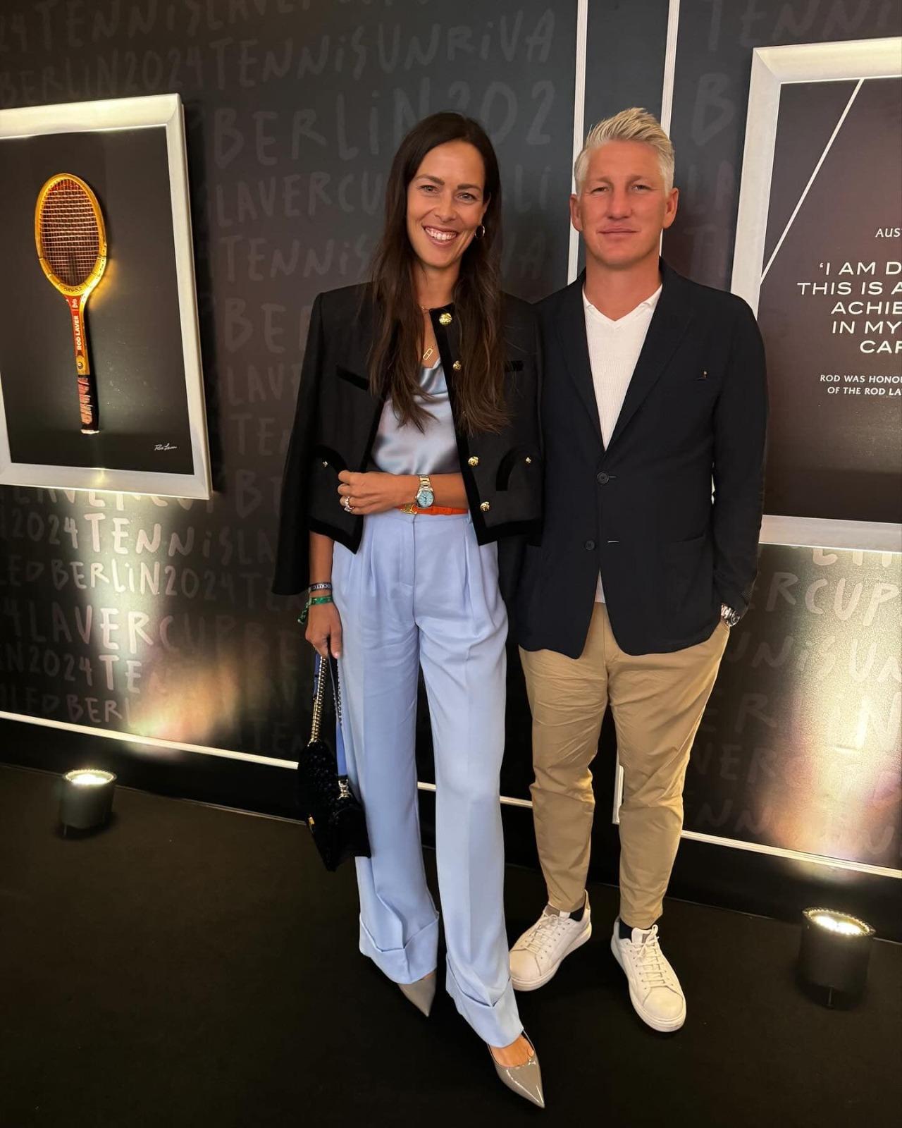 Ana Ivanovic alături de Bastian Schweinsteiger la un eveniment, ambii îmbrăcați casual