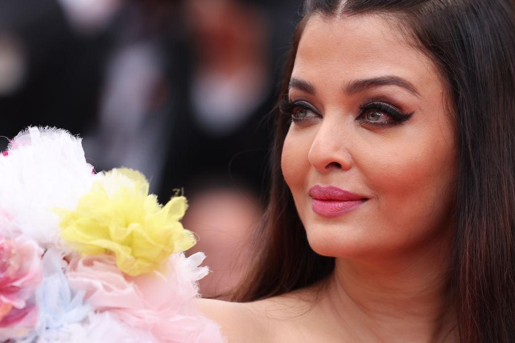 Aishwarya Rai Bachchan îmbrăcată într-o rochie florală