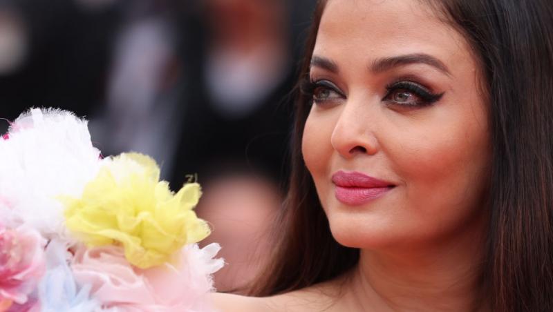 Aishwarya Rai Bachchan îmbrăcată într-o rochie florală