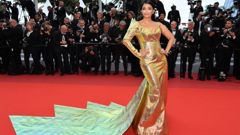 Aishwarya Rai Bachchan îmbrăcată într-o rochie aurie cu trenă lungă, la un eveniment