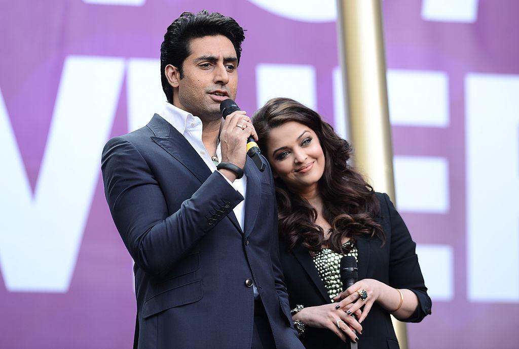 Aishwarya Rai Bachchan îmbrăcată într-o ținută neagră, alături de Abhishek Bachchan, îmbrăcat într-un costum bleumarin
