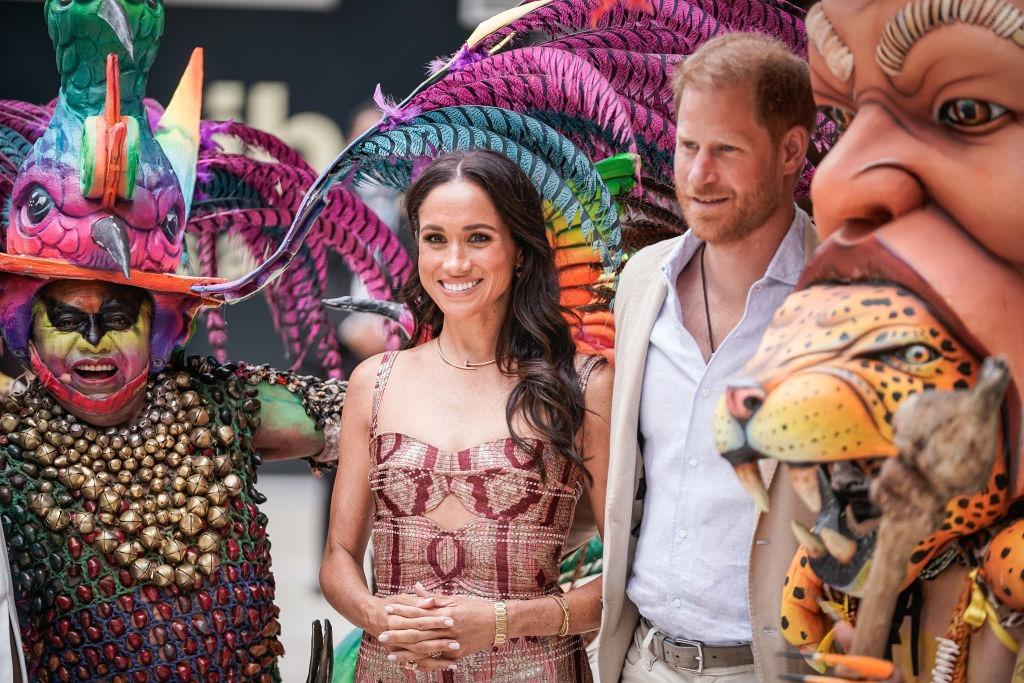 Meghan Markle alături de soțul ei, ambii îmbrăcați casual, la un carnaval