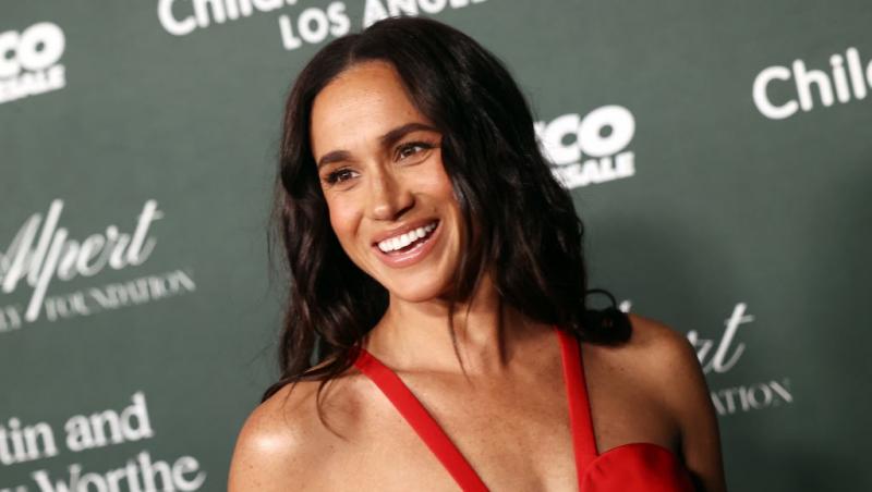 Meghan Markle îmbrăcată într-o rochie roșie sexy, cu decolteu adânc