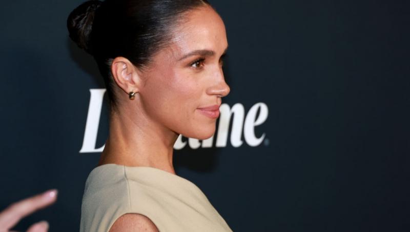 Meghan Markle îmbrăcată într-o rochie bej elegantă, fără mâneci