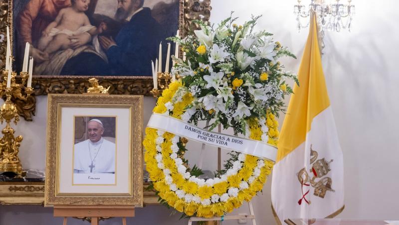 Primele imagini de la Vatican cu sicriul Papei Francisc. Cât va dura ritualul de doliu