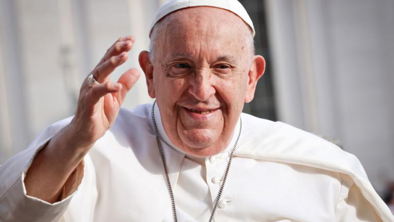 papa francisc salutând mulțimea de oameni