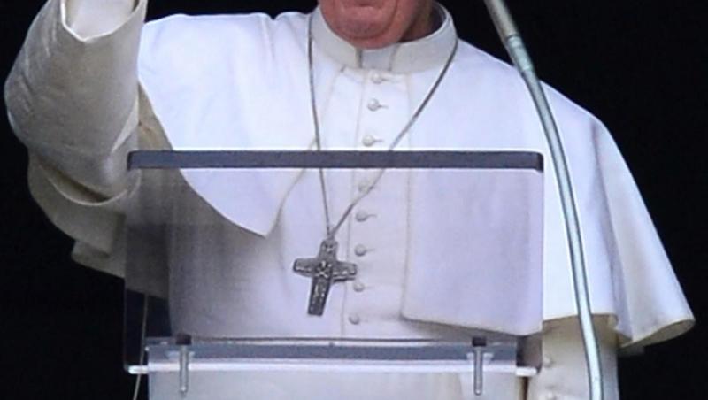 Ce se întâmplă imediat după moartea Papei. Inelul și sigiliul sunt distruse, conform tradiției. În cât timp este înmormântarea