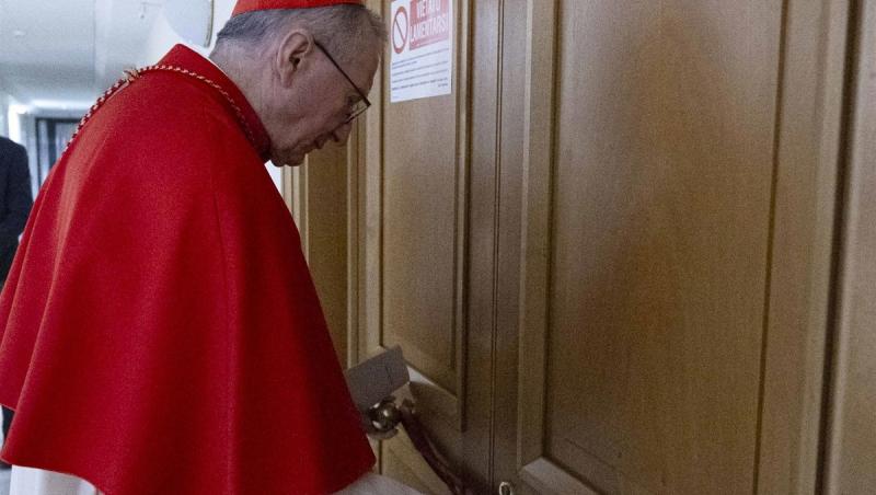 Ce se întâmplă imediat după moartea Papei. Inelul și sigiliul sunt distruse, conform tradiției. În cât timp este înmormântarea